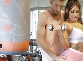 Danny Drills La Paisita Oficial's Wet Pussy Forwards Gym Right Behind His Wife's Back - BRAZZERS