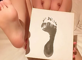 日本巨乳美女がはじめての足拓にチャレンジ　足フェチ　foot limbs