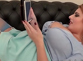 Elle cleavage